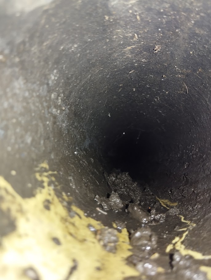 Técnico usando cámara térmica para detectar fuga de agua en Cali