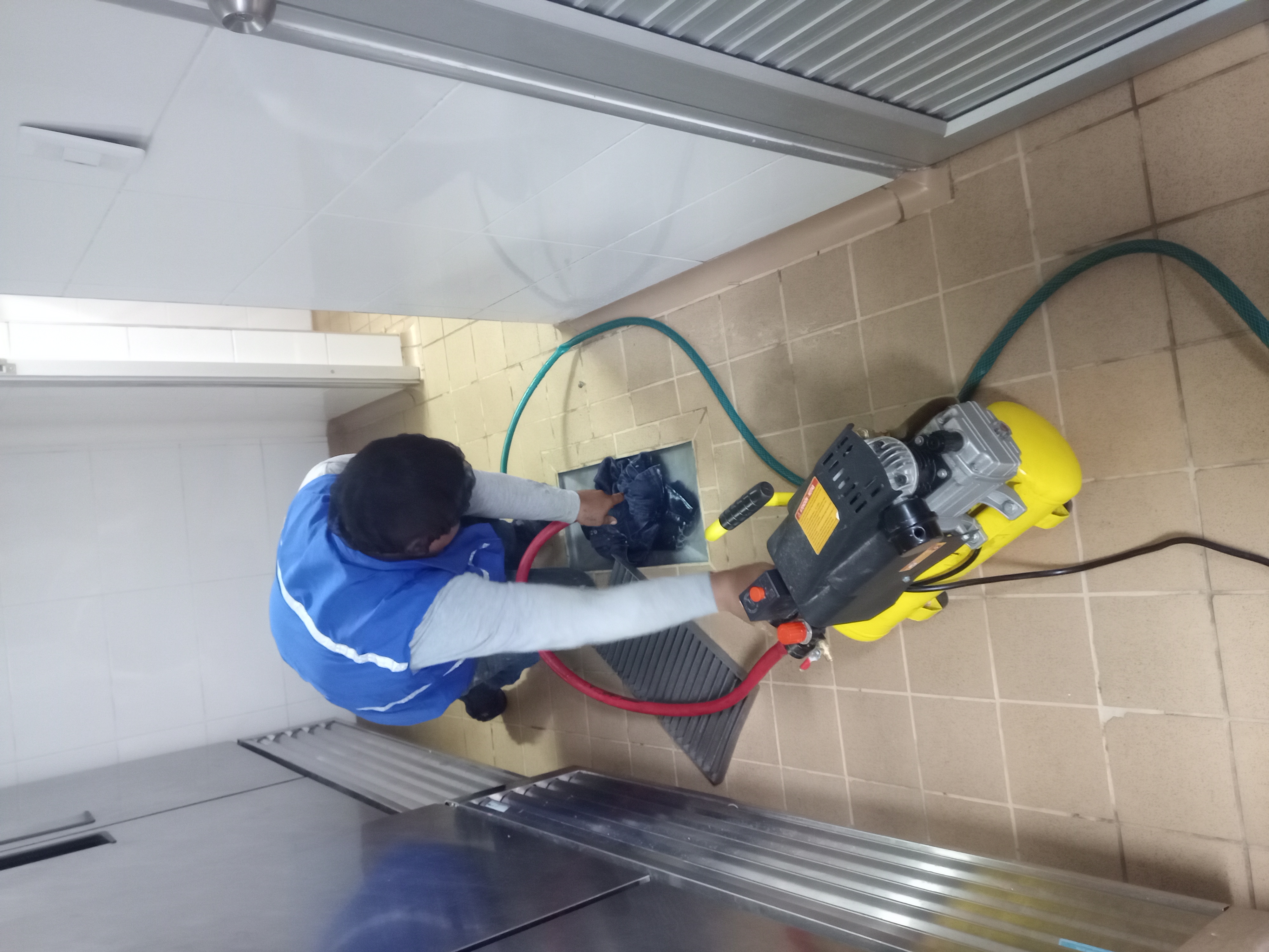 Plomero destapando cañería en Cali - precio y costo del servicio