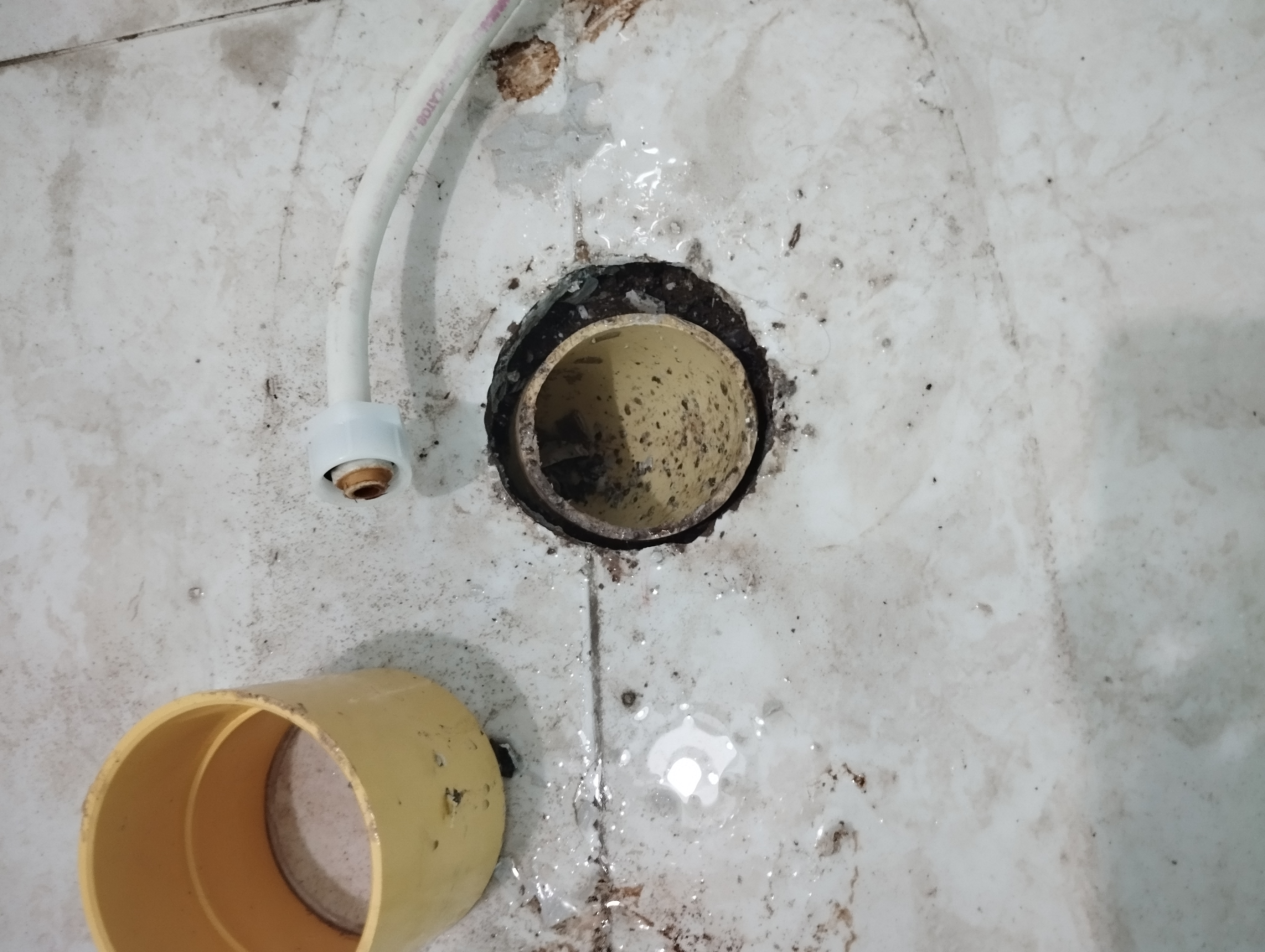 Señales de fuga de agua oculta en paredes de una casa en Cali